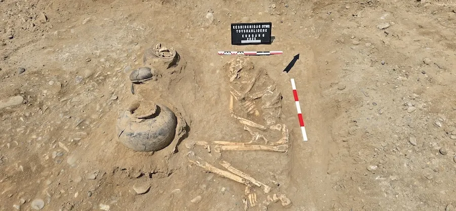 約3800年前の「高身長」戦士の古墳をアゼルバイジャンで発見。手には四叉槍、その他豊かな副葬品も