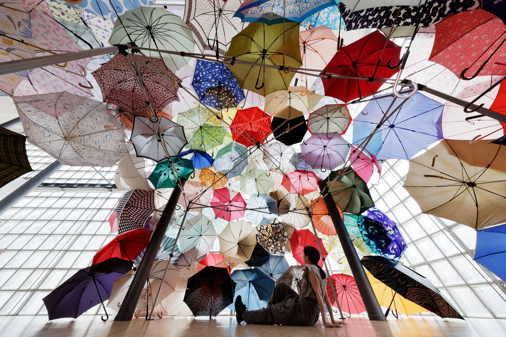 「体を成すからだをなす– FRAC Grand Large収蔵作品セレクション」展示風景（2025年） © Nacása & Partners Inc./ Courtesy of Fondation d'entreprise Hermès