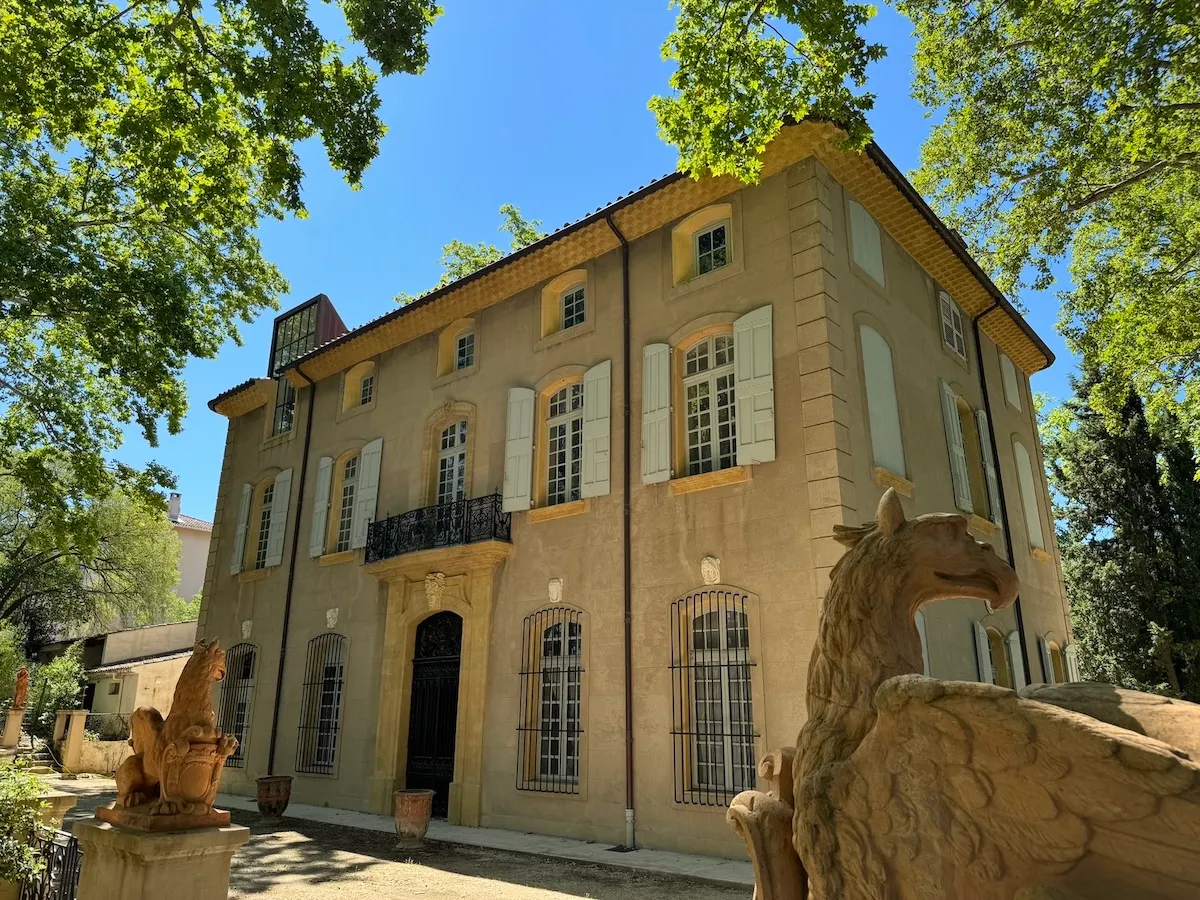 緑に囲まれたジャ・ド・ブッファンの屋敷。Photo: Aix-en-Provence Tourist Office.
