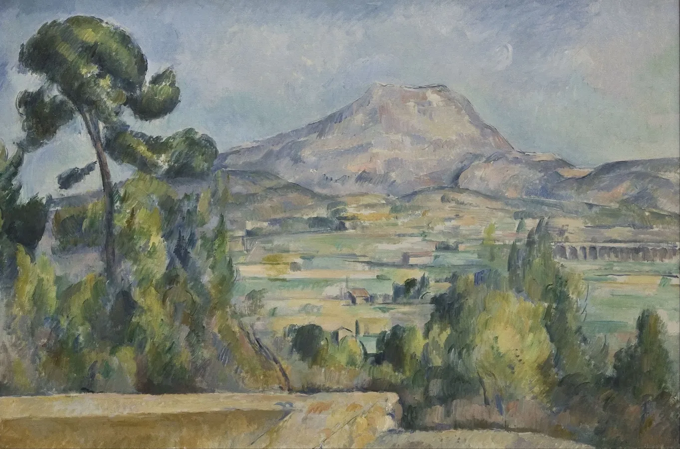 ポール・セザンヌ《サント・ヴィクトワール山》（1890年頃）　Photo: Collection of the Musée d'Orsay, Paris. Digital image: Wikimedia Commons