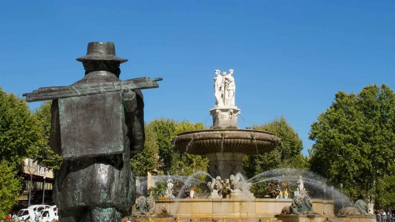 ジェネラル・ド・ゴール広場にあるロトンドの大噴水とセザンヌ像。Photo: Aix-en-Provence Tourist Office. Photo: Sophie Spiteri.