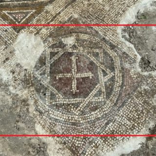 墓の底から1500年前のモザイクが出土。宗教的シンボルが交わるモチーフ