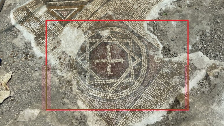墓の底から1500年前のモザイクが出土。宗教的シンボルが交わるモチーフに謎深まる