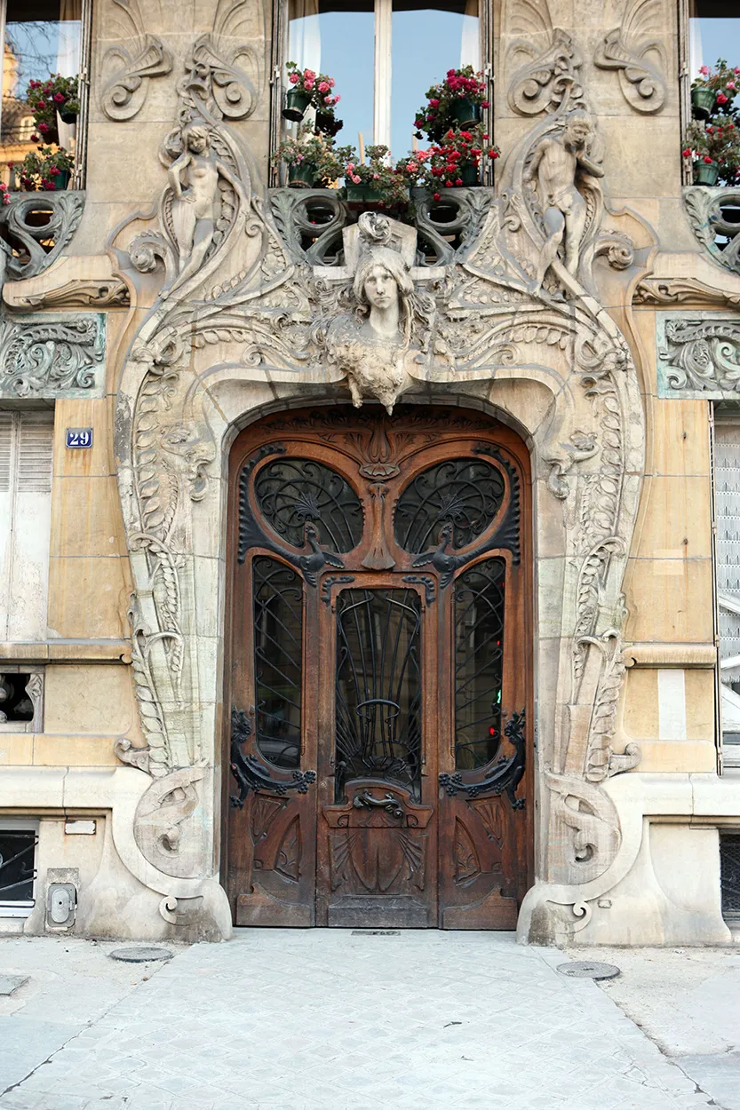 パリ7区にあるアール・ヌーヴォー様式の建物。ジュール・ラヴィロットによって1901年に設計された。Photo: Gilles Targat/Getty