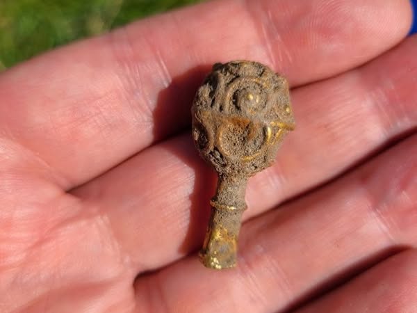 大学生が初発掘で快挙！ 開始90分で9世紀「黄金の謎の遺物」を発見