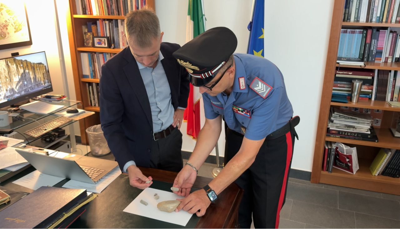 盗まれたポンペイの遺物を調査するカラビニエリ。Photo: Facebook/Pompeii - Parco Archeologico