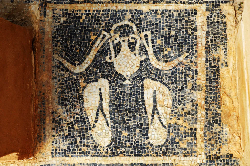 4世紀の遺跡から「ビーチサンダル」モザイク画を発見。後期ローマ時代の装飾トレンドを象徴