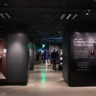国立アフリカ系アメリカ人歴史文化博物館の展覧会「Slavery and Freedom」。Photo: Cheriss May/NurPhoto via Getty Images