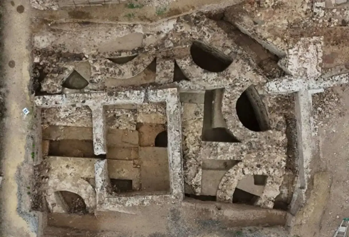 リヨン近郊で発見された霊廟。Photo Julien Bourreau, Musée Gallo-Romain