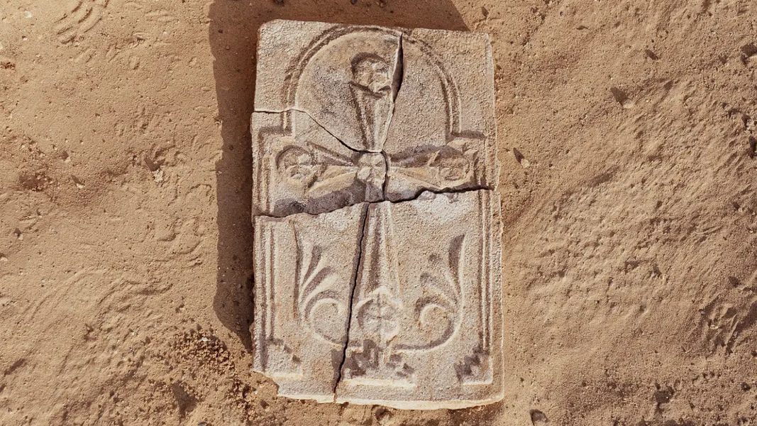 1400年前の十字架がアブダビで出土。キリスト教徒の存在を示す初の証拠、東方教会との繋がりも示唆