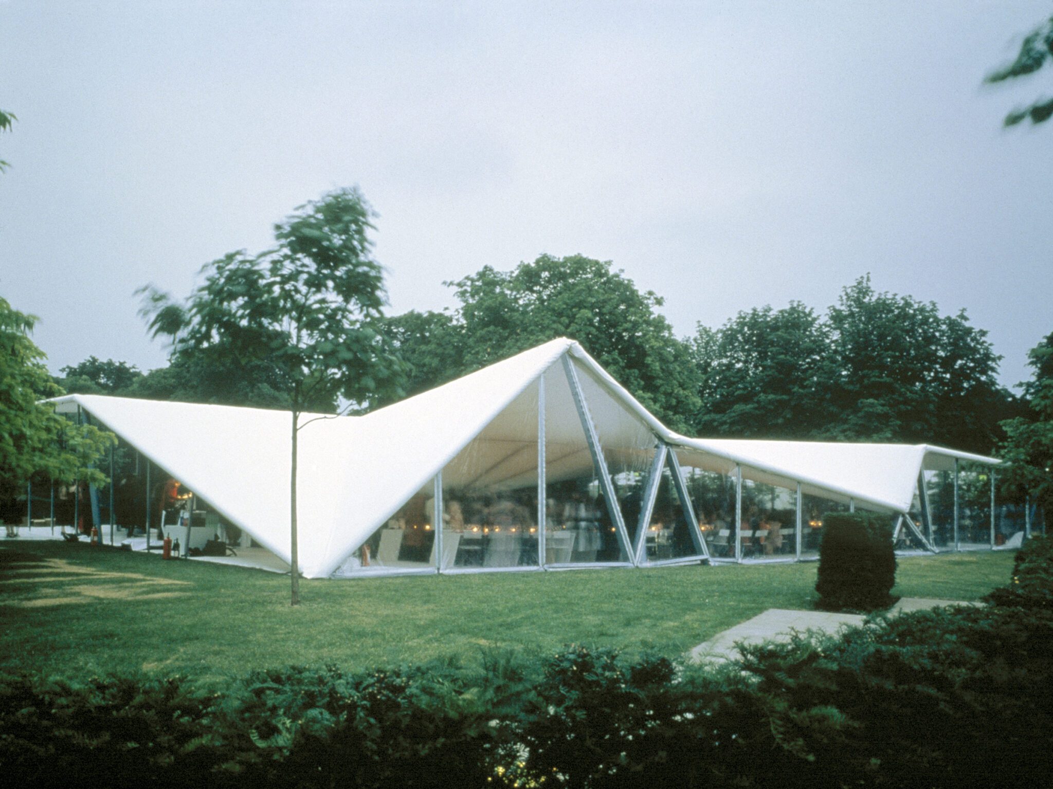 ザハ・ハディド設計のサーペンタイン・パビリオン（2000年）。写真© 2000 エレーヌ・ビネ