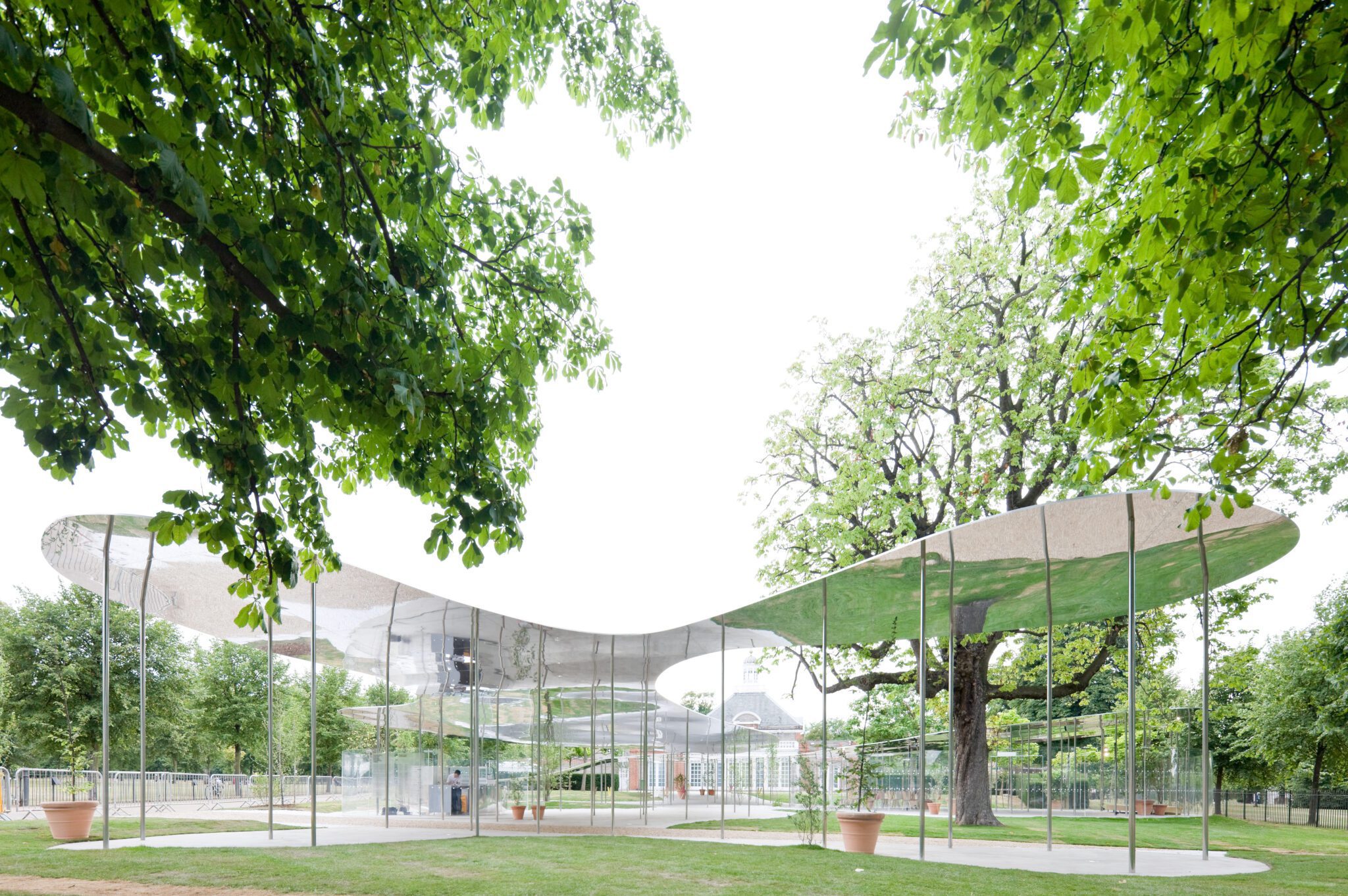 サーペンタイン・パビリオン2009、SANAAの妹島和世と西沢立衛が設計。