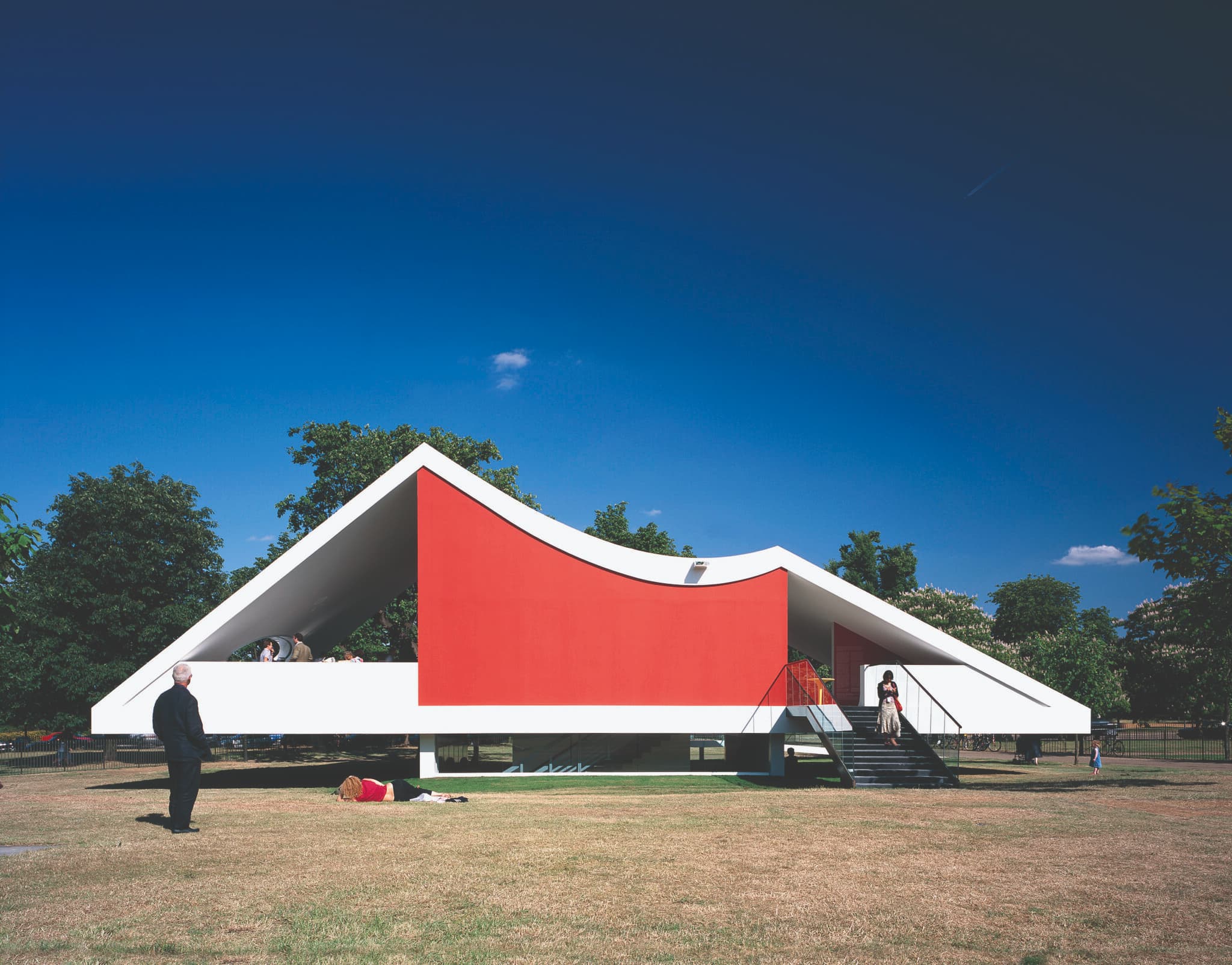 サーペンタイン・パビリオン（2003年）、オスカー・ニーマイヤー設計。写真©2003 シルヴァン・ドゥルー