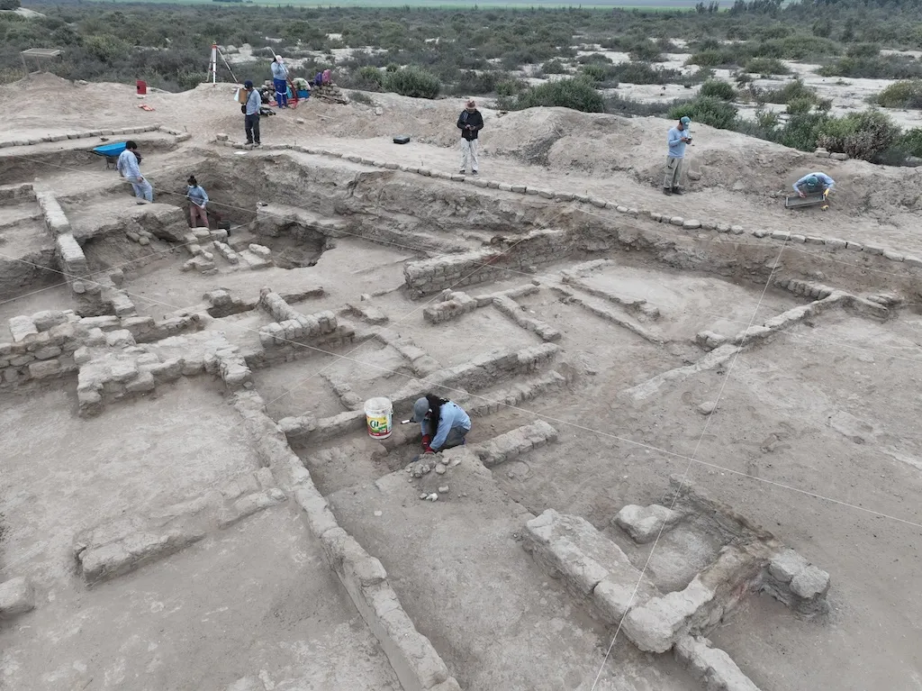 リカパIIで発掘調査を行う考古学者たち。Photo: Courtesy of Programa Arqueológico Chicama