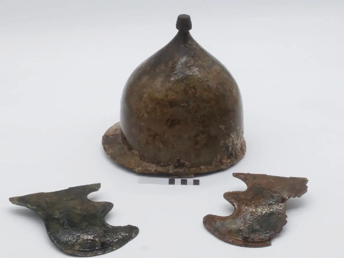 「驚異的な保存状態」紀元前240年頃の古代ローマ軍ヘルメットを海底で発見。ポエニ戦争兵士のものか