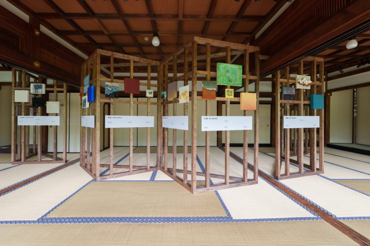日本各地や韓国、台湾など、インスピレーションとなった地域別に作品が並ぶ展示室。室内に入るとふわりと藤袴の香りが。