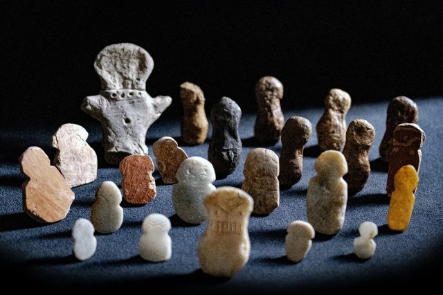 小さな偶像たちが炉を囲むようにずらり！ トルコの遺跡で発見された