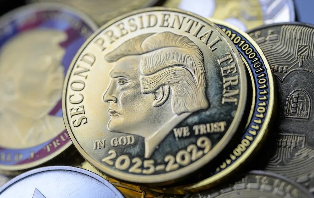 金色のトランプ大統領がビットコインを差し出す彫像が出現。暗号資産