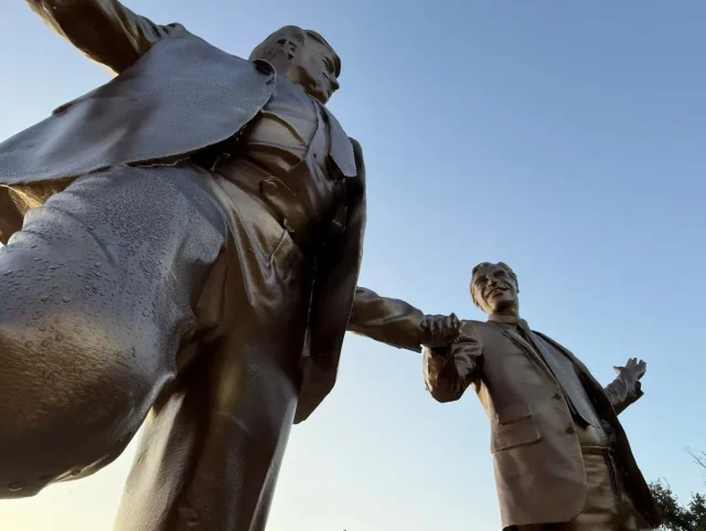trumpepsteinstatue_3-640x481.webp