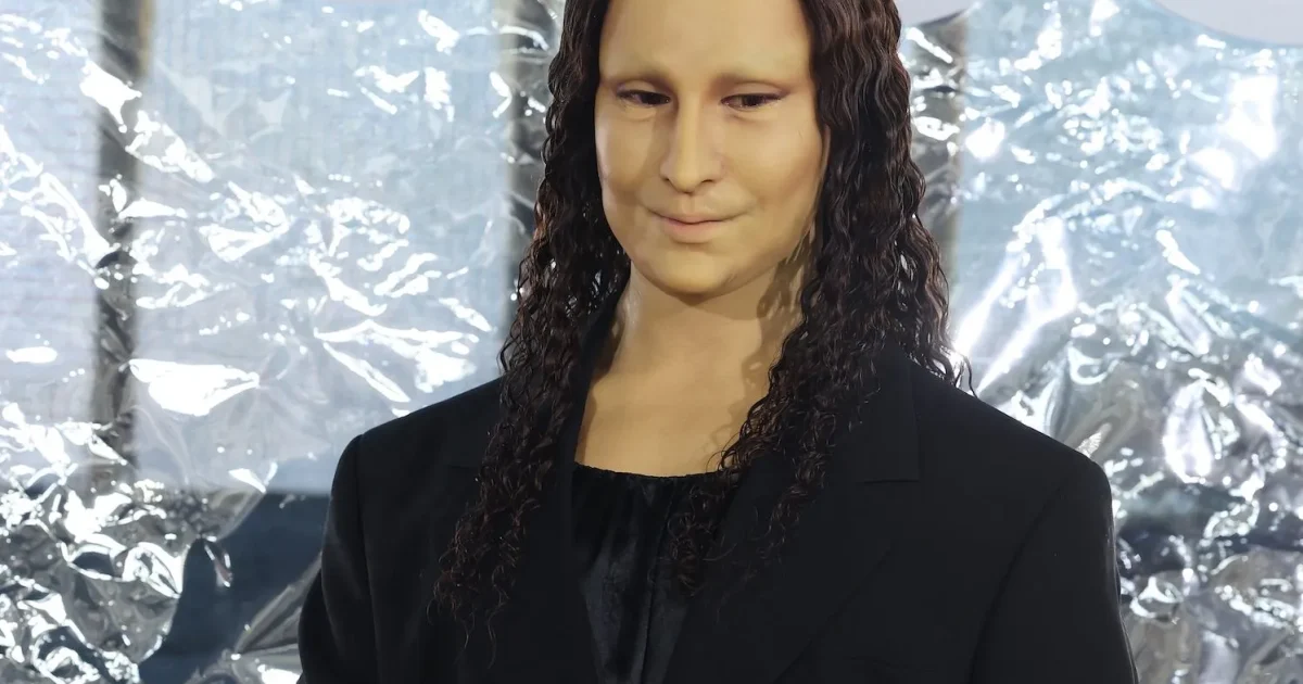 ファッションショーにモナリザ現る!? 大人気インフルエンサーが名画を