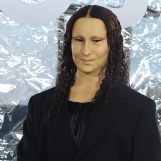 ファッションショーにモナリザ現る!? 大人気インフルエンサーが名画を