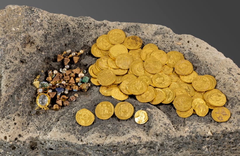 石の隙間から金貨や宝石など「隠し財宝」が続々！ 持ち主は1400年前の戦乱に巻き込まれた富裕層？