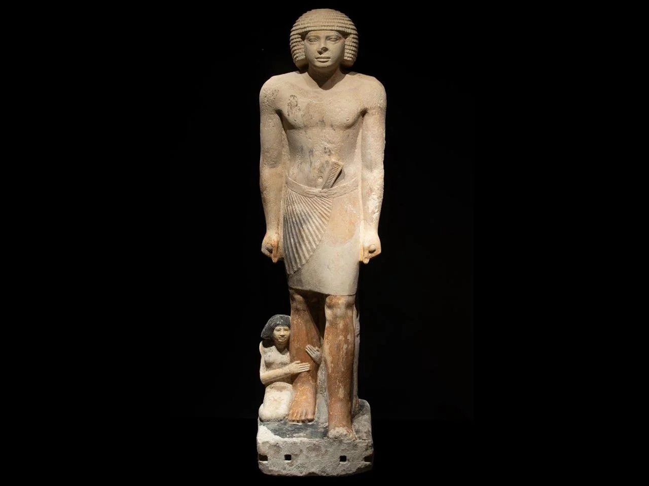古代エジプト彫刻の常識を覆す発見！ 墓荒らしが見逃した石像がサッカラ遺跡で出土
