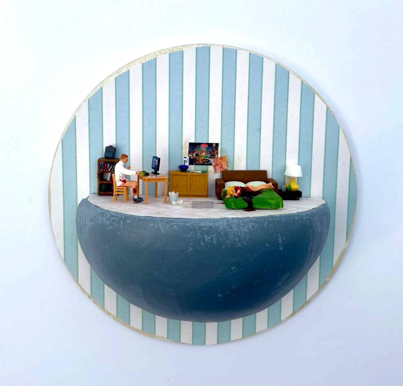 アビゲイル・ゴールドマンの「die-o-ramas」シリーズより《Teleworking》(2024)。Photo: Courtesy Hashimoto Contemporary
