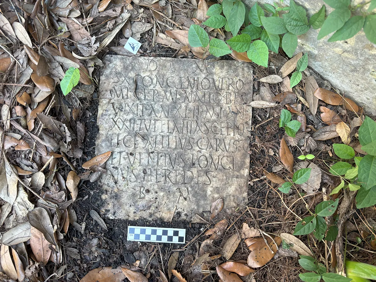 ニューオーリンズで発見された古代ローマ時代の墓石。Photo: Courtesy D. Ryan Gray