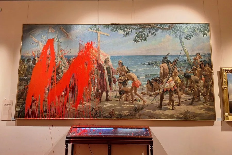 コロンブスのアメリカ大陸発見を称えた絵画に赤い塗料。環境活動団体が「先住民搾取」に抗議