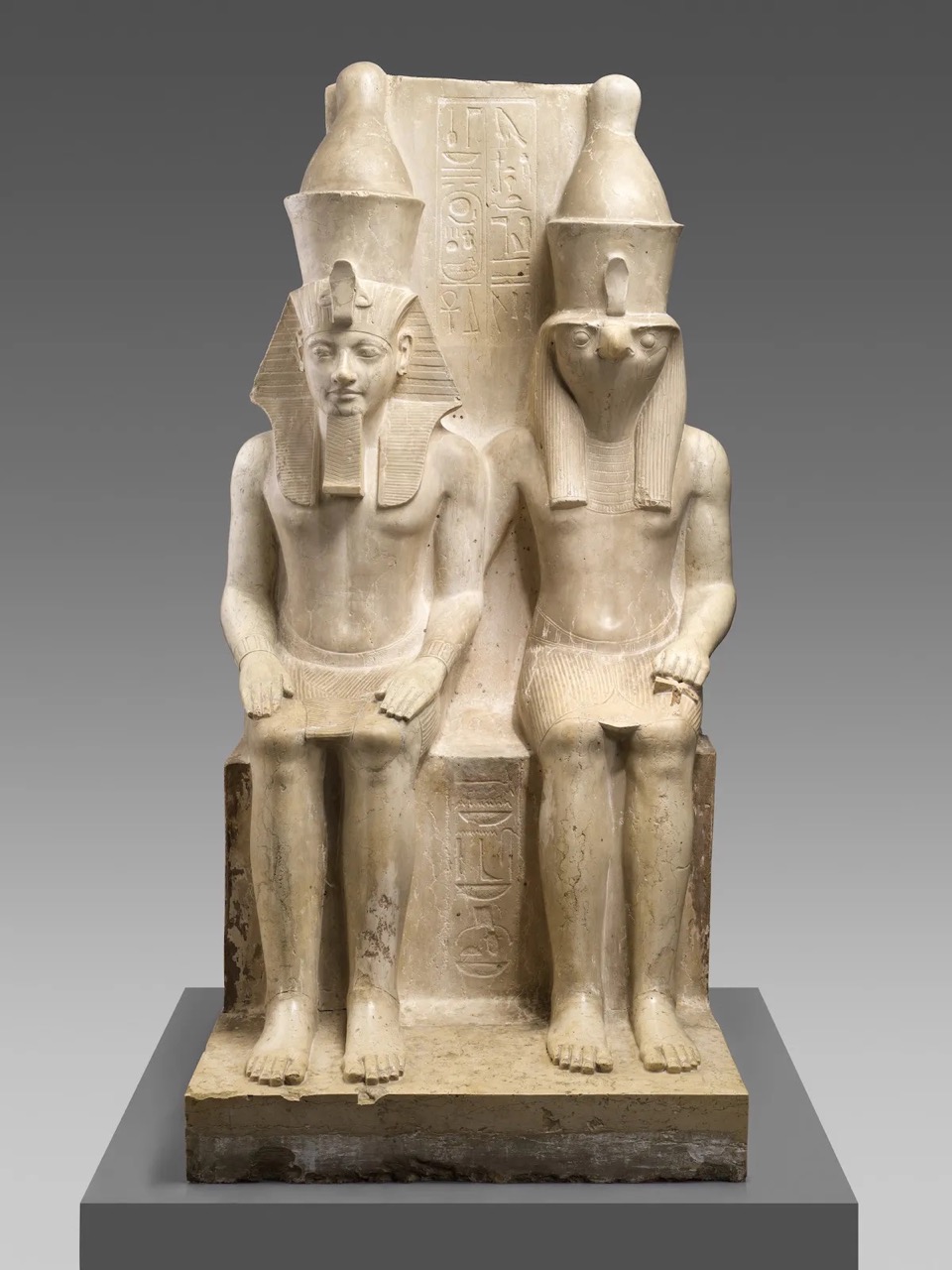 ホルスとホルエムヘブの像（紀元前1323～1295年頃）。Photo: Anna-Marie Kellen/©Metropolitan Museum of Art/Kunsthistorisches Museum, Vienna