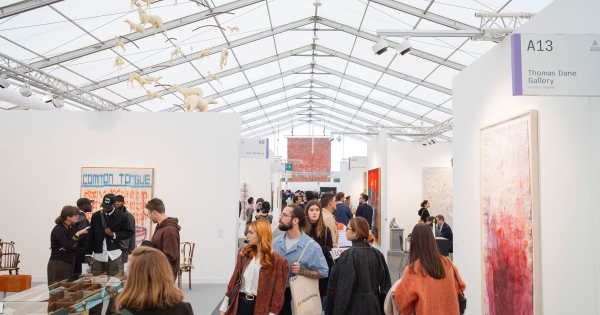 欧米外のギャラリー13軒が語る「フリーズ・ロンドン2025」の成果と課題