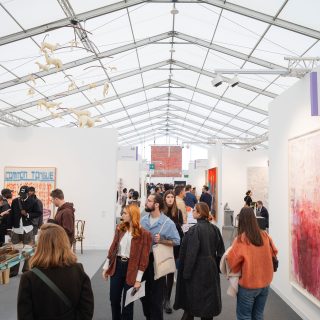 欧米外のギャラリー13軒が語る「フリーズ・ロンドン2025」の成果と課題