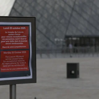窃盗事件翌日のルーブル美術館。同館から王室の貴重な宝飾品8点が盗まれたことから10月20日は臨時閉館していた。Photo: Anadolu via Getty Images