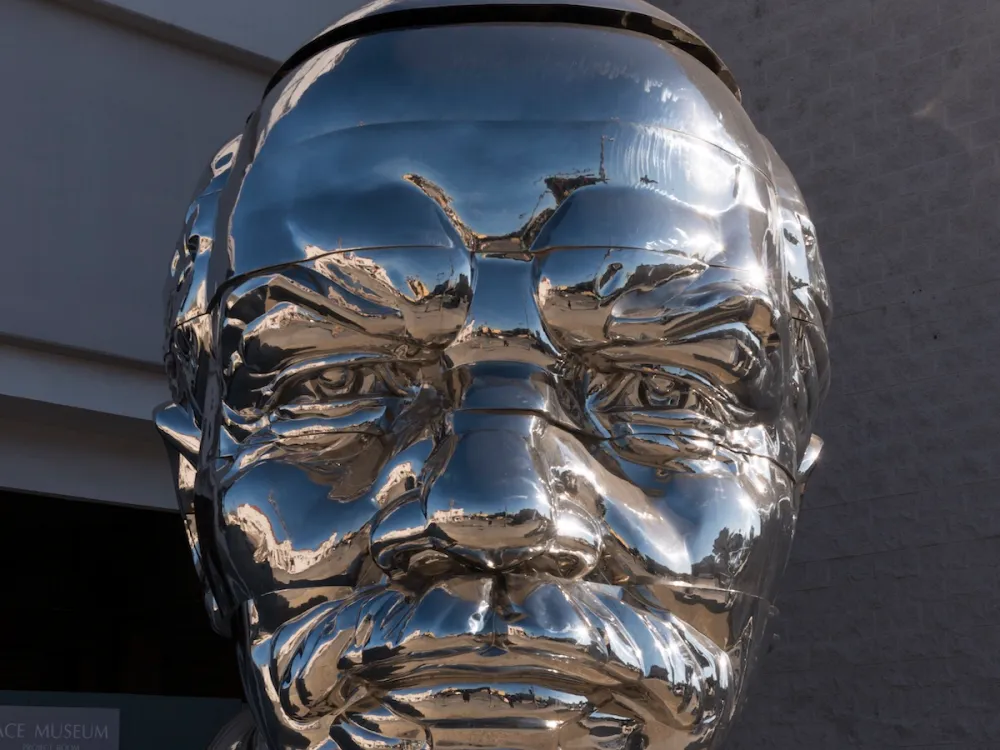 ガオ兄弟（高氏兄弟）が製作した《Miss Mao Trying to Poise Herself at the Top of Lenin's Head》。Photo: Carol M. Highsmith/Courtesy Library of Congress, Prints and Photographs Division