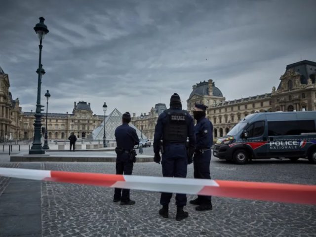 tnLouvreRobbery-640x480.jpg