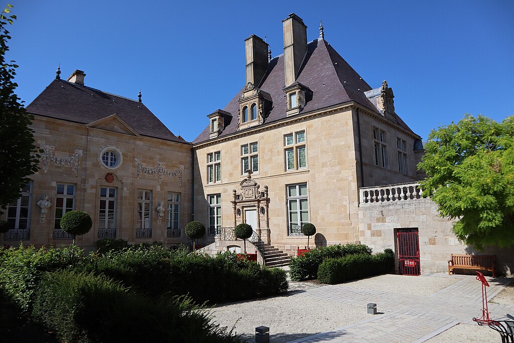 ルーブル美術館強盗の裏で新たな事件。フランスの博物館で「1600万円相当の硬貨」を狙いすまして襲撃