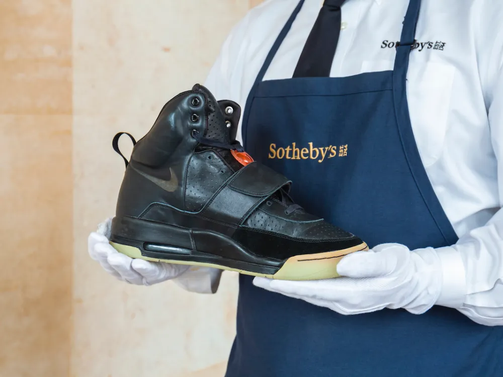 クリスティーズのオークションに出品予定だった「NIKE AIR YEEZY 1」のプロトタイプ。カニエ・ウェストのユダヤ人差別発言をめぐって出品が取り止められた。Photo: Courtesy of Christie's
