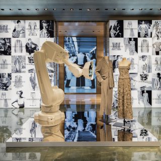 Giorgio Armani展 写真集 【海外版/翻訳冊子付き】 ジョルジオ アルマーニ、50年の軌跡を祝う特別展を銀座で開催