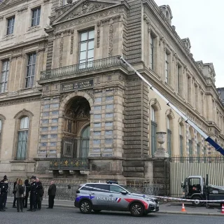 犯行現場を捜査するフランス当局。写真右には、犯人らが使用したクレーンが停められている。Photo by DIMITAR DILKOFF/AFP via Getty Images