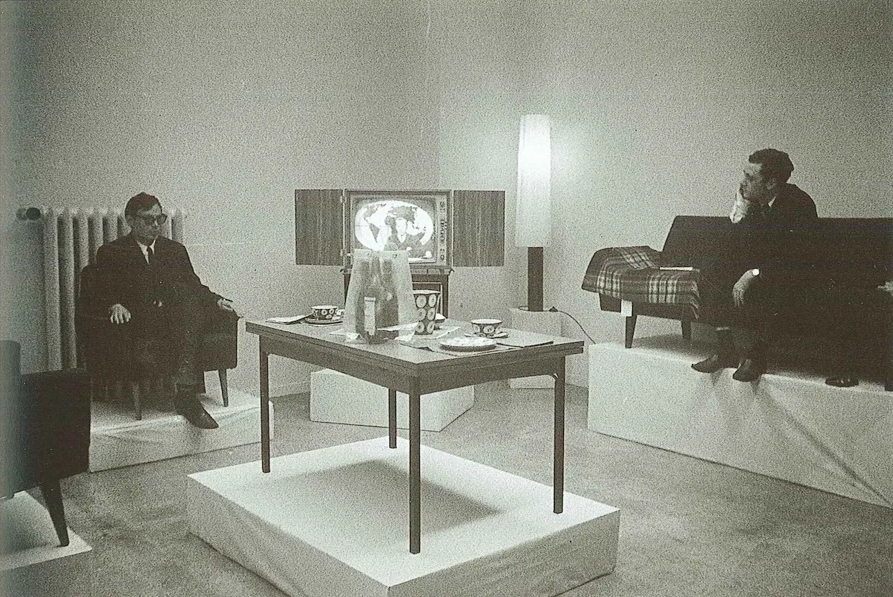 ゲルハルト・リヒターとコンラート・リュークによる1963年のパフォーマンス「Living with Pop: A Demonstration for Capitalist Realism」。撮影はライナー・ルーテンベック。Photo: Photograph copyright © 2025 Artists Rights Society (ARS), New York/VG Bild-Kunst, Bonn. Courtesy of the Gerhard Richter Archive, Dresden