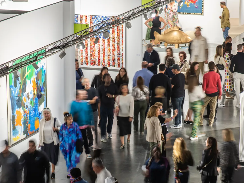 アート・バーゼル・マイアミ・ビーチ2024年版のVIPデーの様子。Photo: Matthew Carasella/Courtesy Art Basel