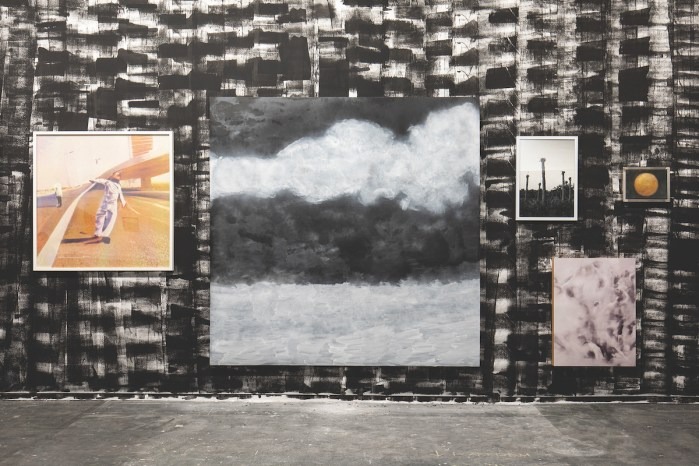 今春のアート・ドバイでATHR ギャラリーのキュレーションを担当したアーティストのラミ・ファルーク。Photo: Courtesy ATHR, Jeddah