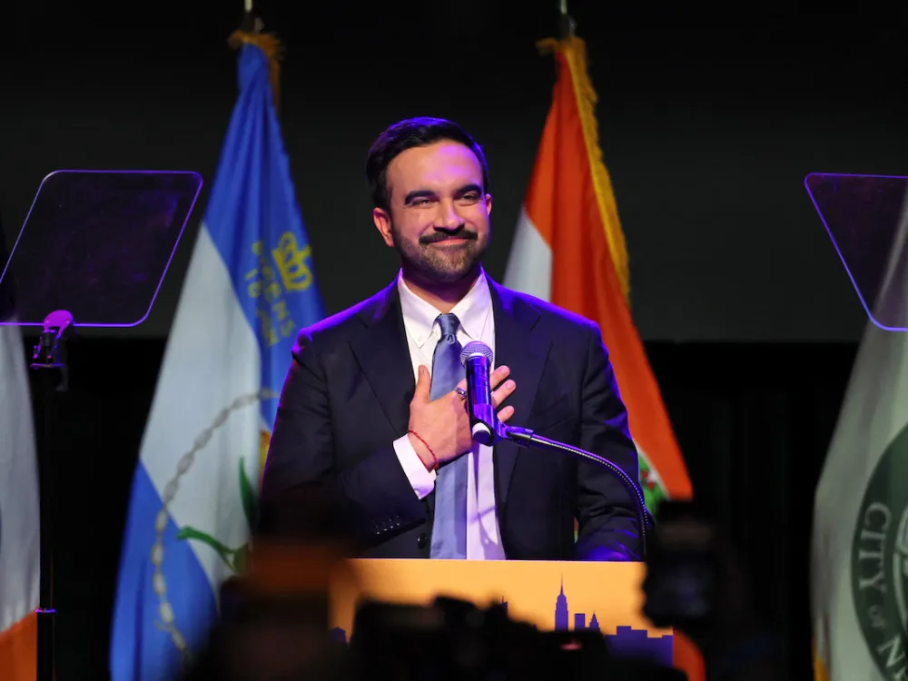 勝利演説に臨むゾーラン・マムダニ。「ドナルド・トランプに裏切られた国で、彼を打ち負かす手本を示すことができるとすれば、それは皮肉にも彼を台頭させたこの街に他ならない」と語った。