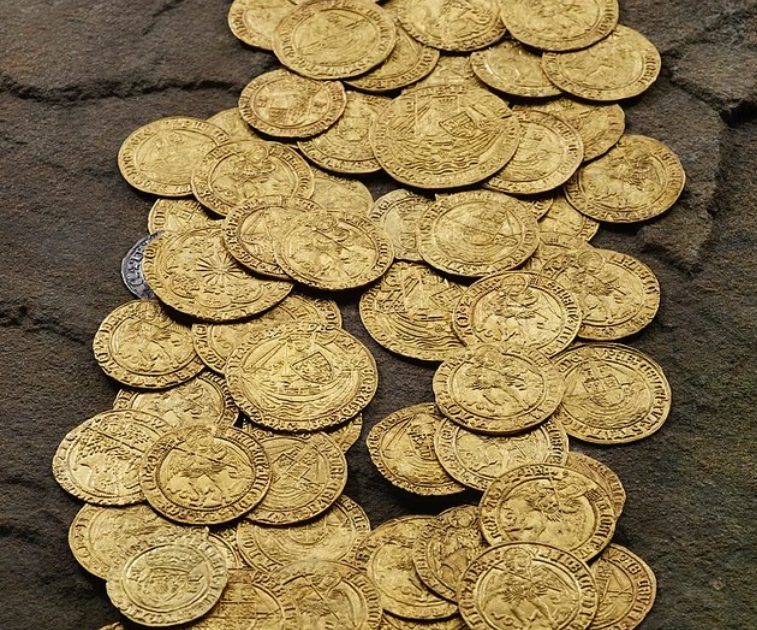 夫婦が庭仕事中に掘り当てた大量の金貨、約1億円で落札！ 大英博物館が