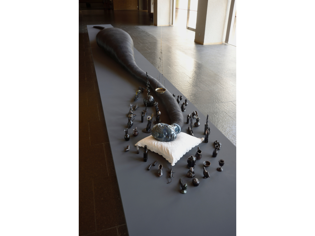 ワンゲシ・ムトゥ《眠れるヘビ》(2014-2025 ) Photo: ©︎ Aichi Triennale Organizing Committee/Ito Tetsuo