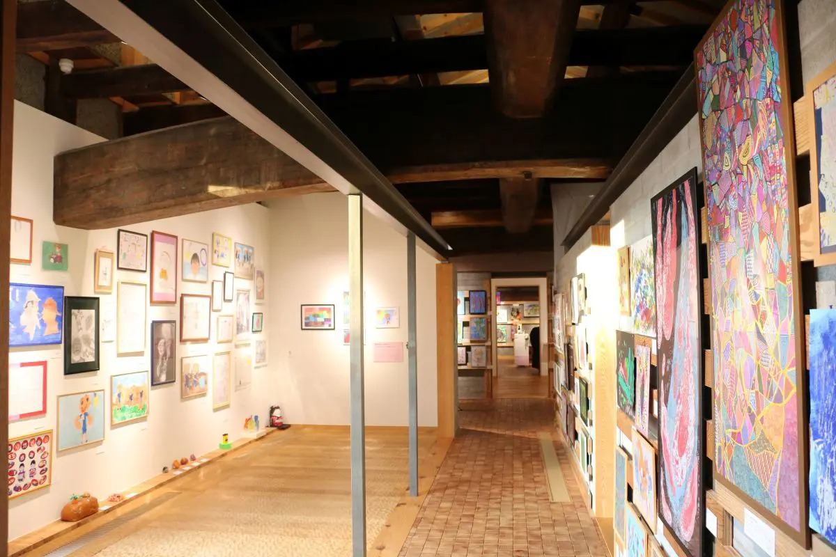 作品が展示された館内の様子。展示室から太い梁を見ることができる。Photo: はじまりの美術館提供