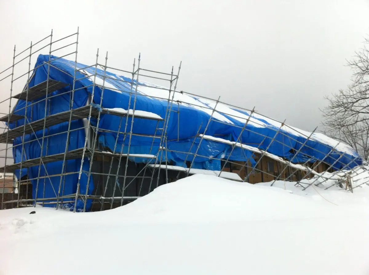 美術館への改装が決まった後、2011年3月11日の東日本大震災で半壊の被害を受けた。Photo: はじまりの美術館提供