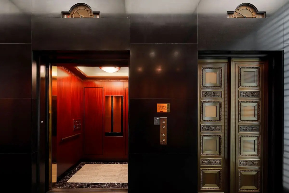 美術館に向かうエレベーターの内部は美しい木張りになっている。Photo: 三井記念美術館提供