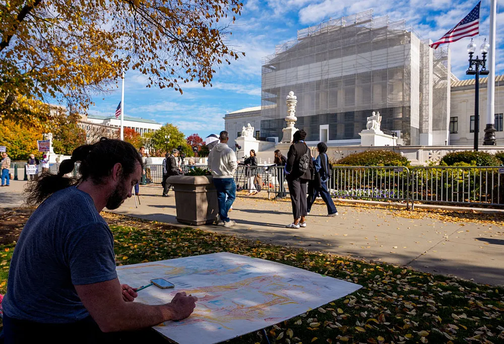 ワシントンD.C.の最高裁判所前で絵を描くアーティスト。Photo: Andrew Harnik/Getty Images